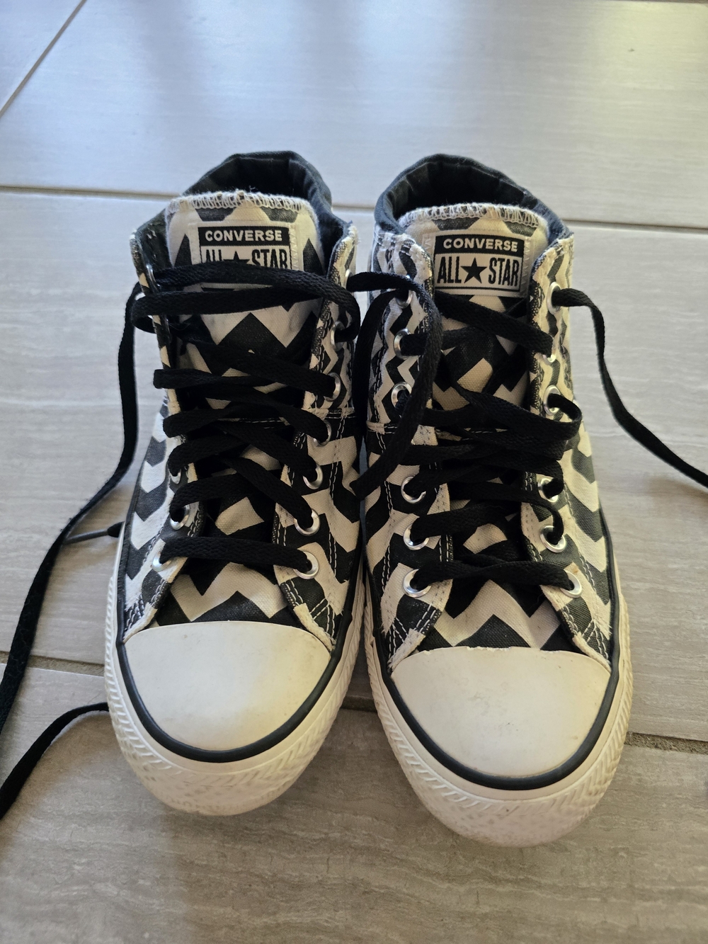 Converse All Star Womens Size 10 Black & White Zigzag High-Top Sneakers